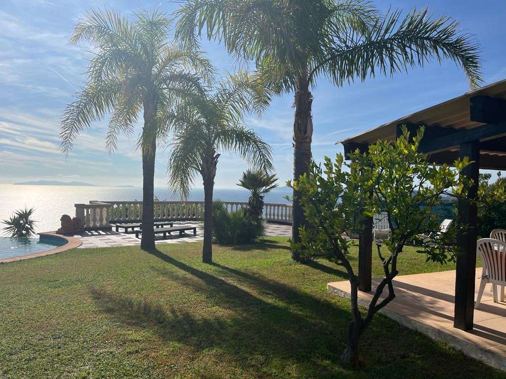 With simply stunning sea and Golden Island views, this superb 5 bedroom vil