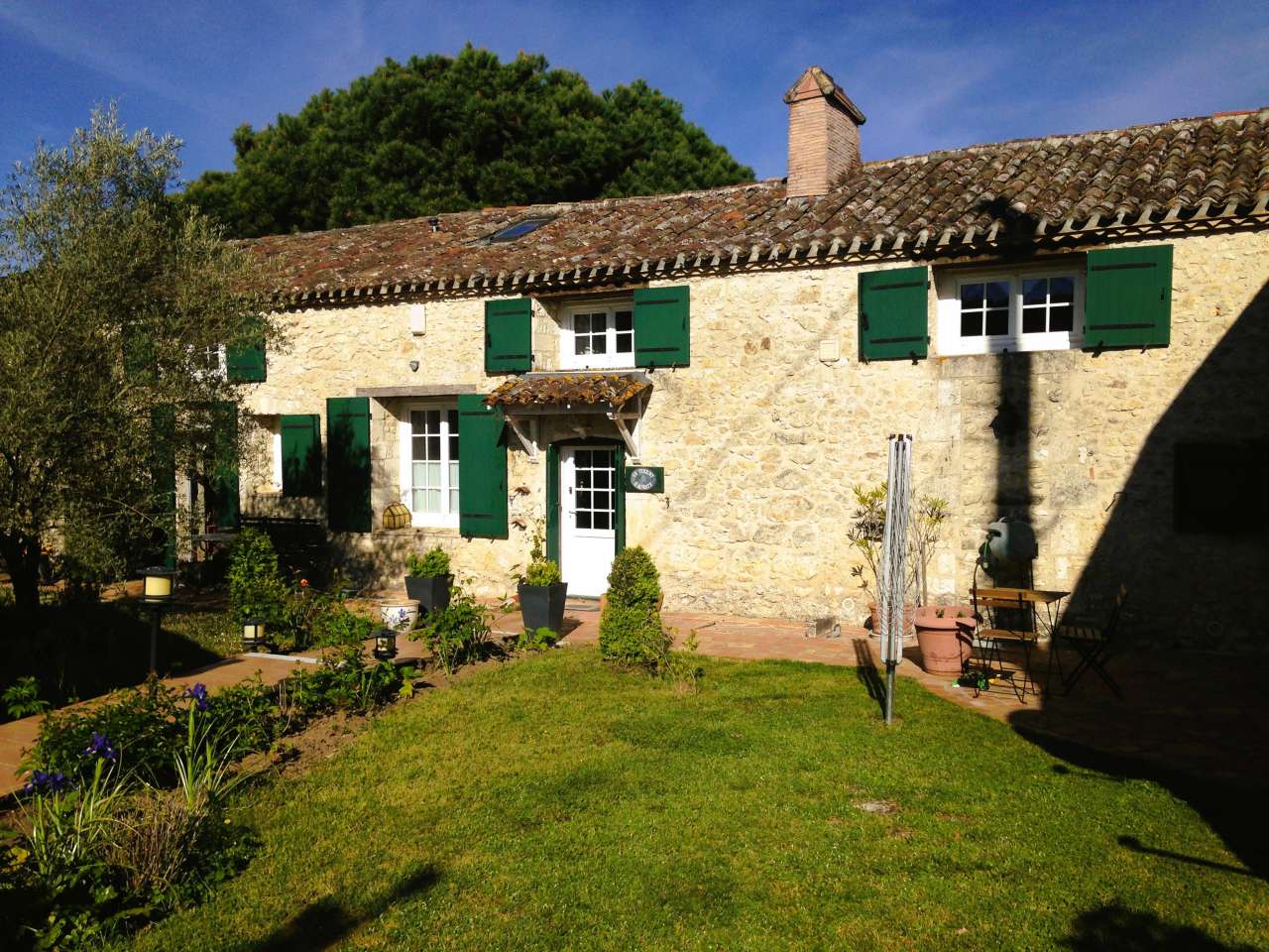 Full of character and charm, this superb 3 bedroom country home is ideally