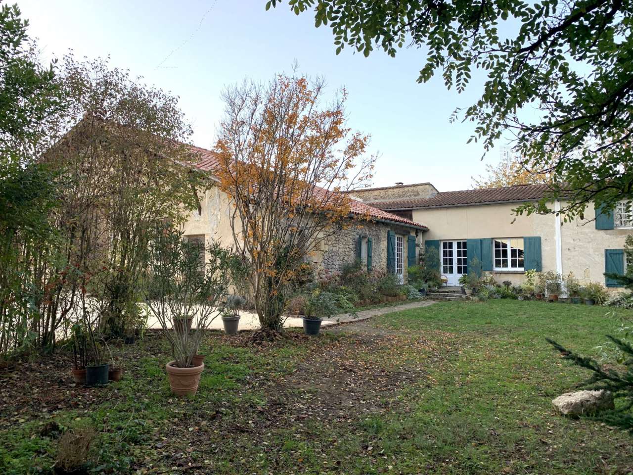 Situated on the outskirts of Sauveterre de Guyenne, this beautiful 4 bedroo