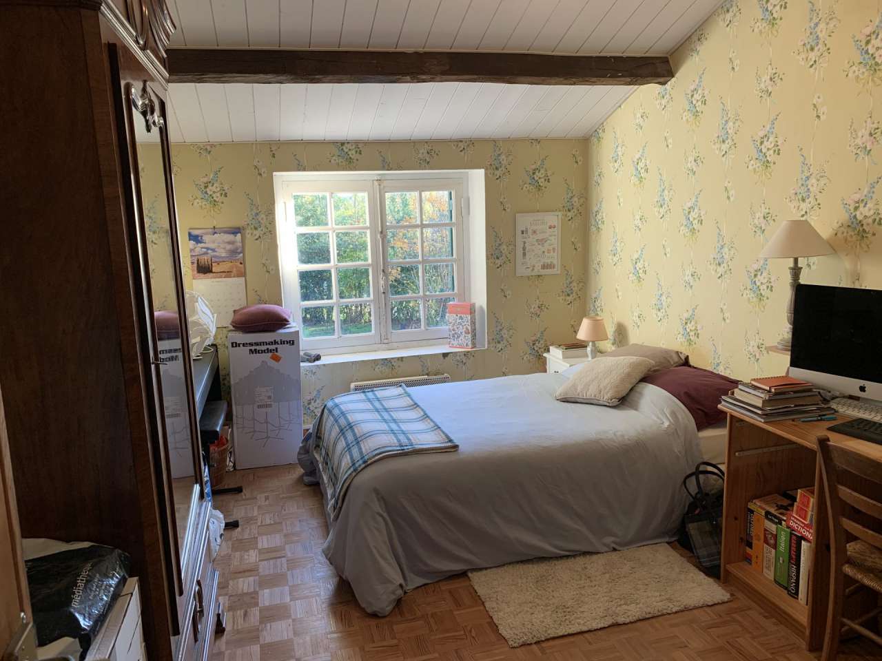 Situated on the outskirts of Sauveterre de Guyenne, this beautiful 4 bedroo