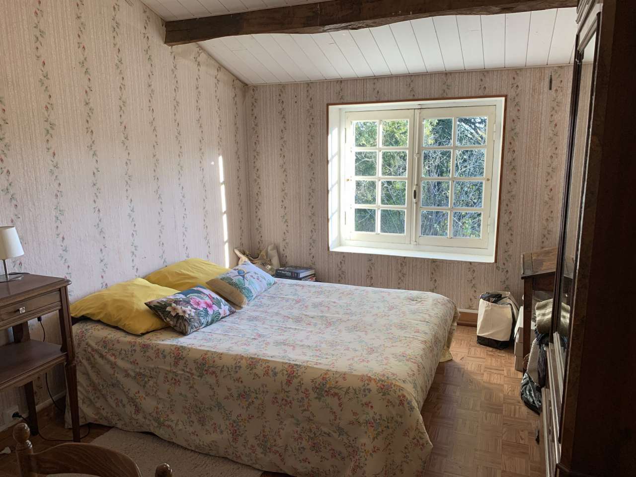 Situated on the outskirts of Sauveterre de Guyenne, this beautiful 4 bedroo