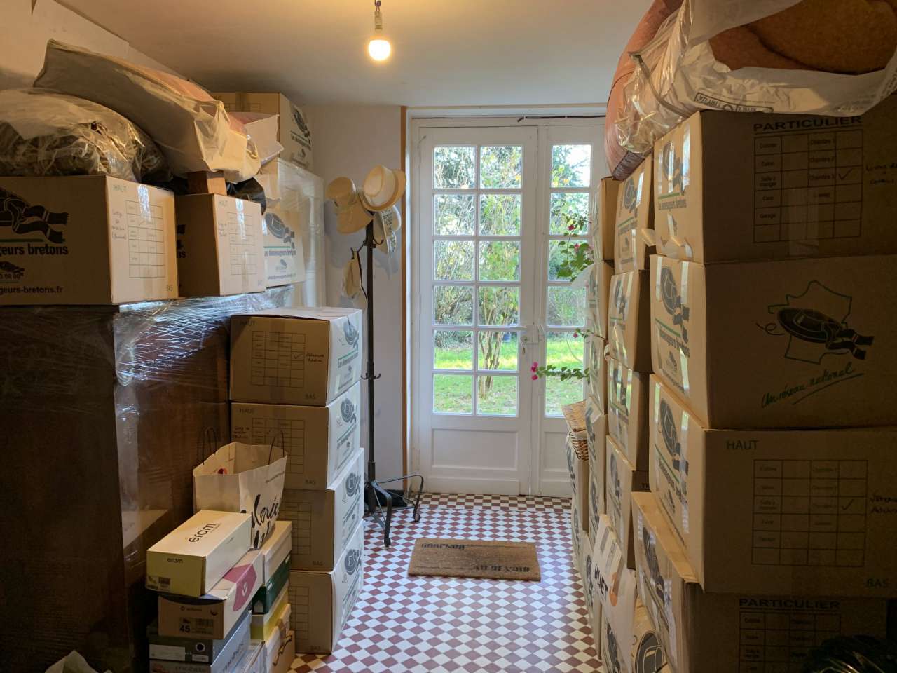 Situated on the outskirts of Sauveterre de Guyenne, this beautiful 4 bedroo