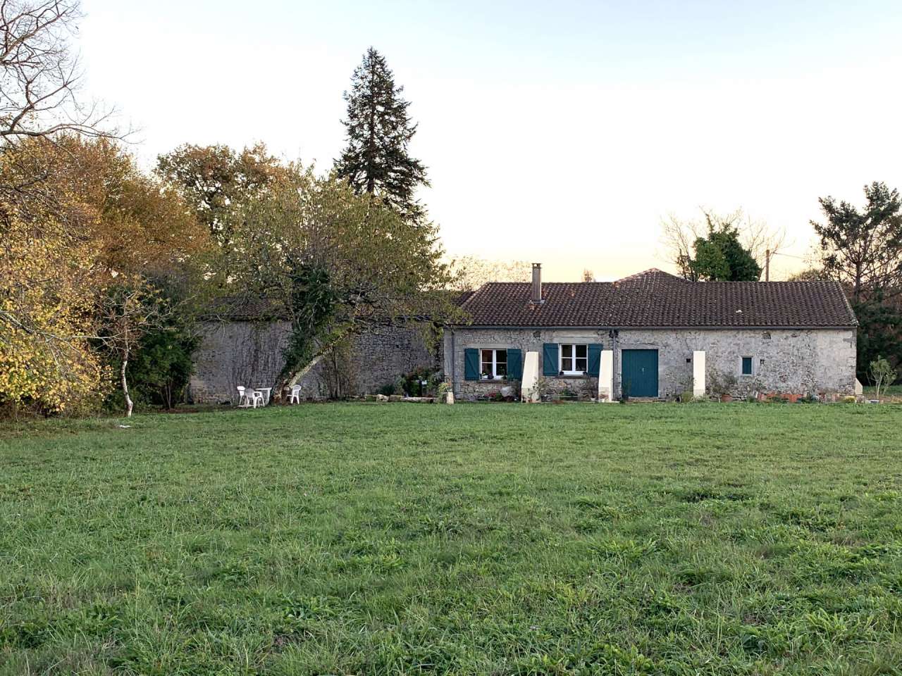Situated on the outskirts of Sauveterre de Guyenne, this beautiful 4 bedroo