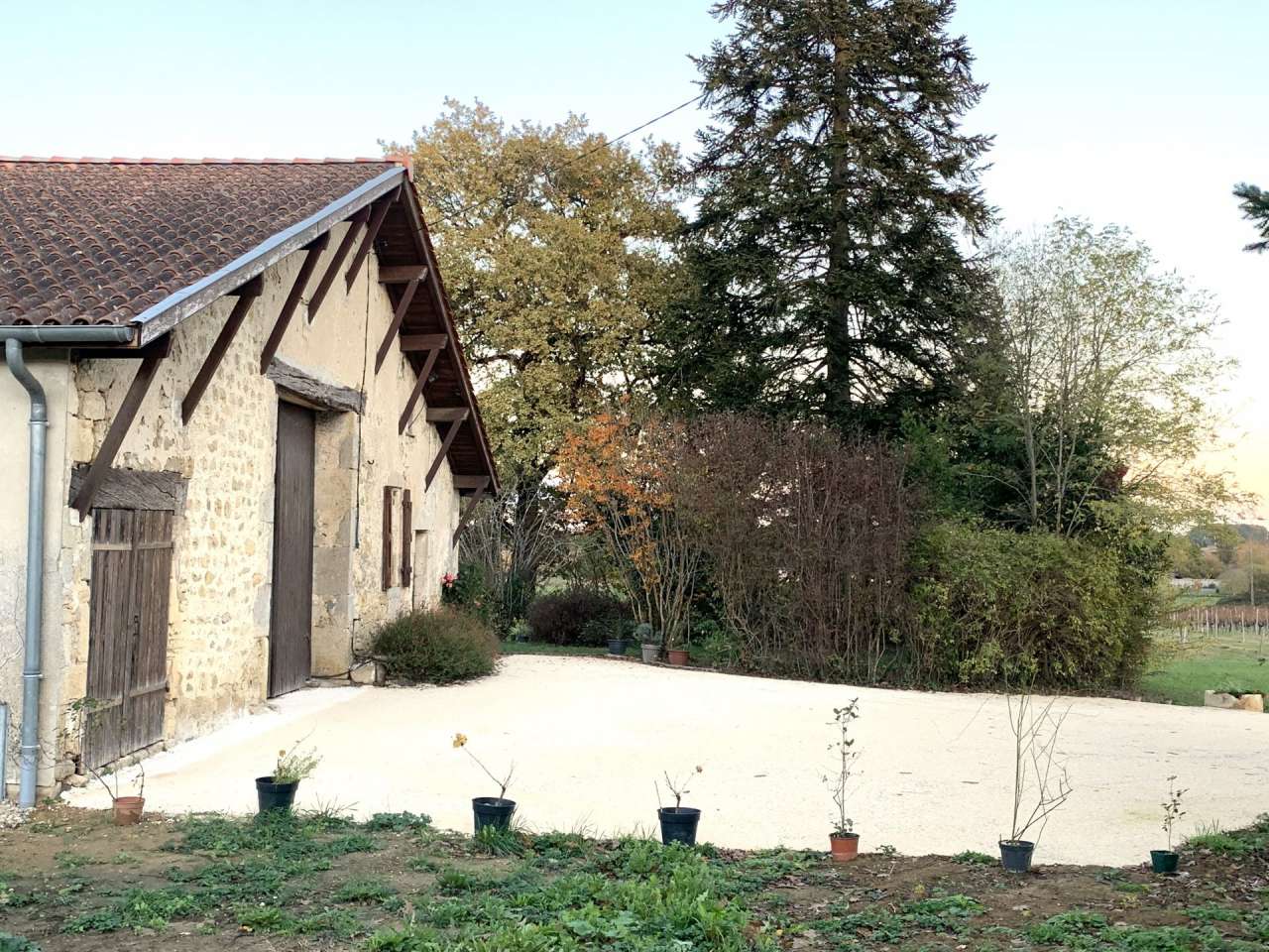 Situated on the outskirts of Sauveterre de Guyenne, this beautiful 4 bedroo