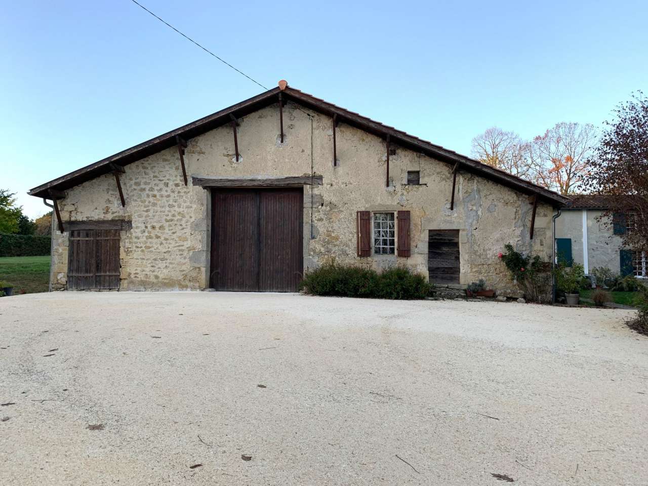 Situated on the outskirts of Sauveterre de Guyenne, this beautiful 4 bedroo