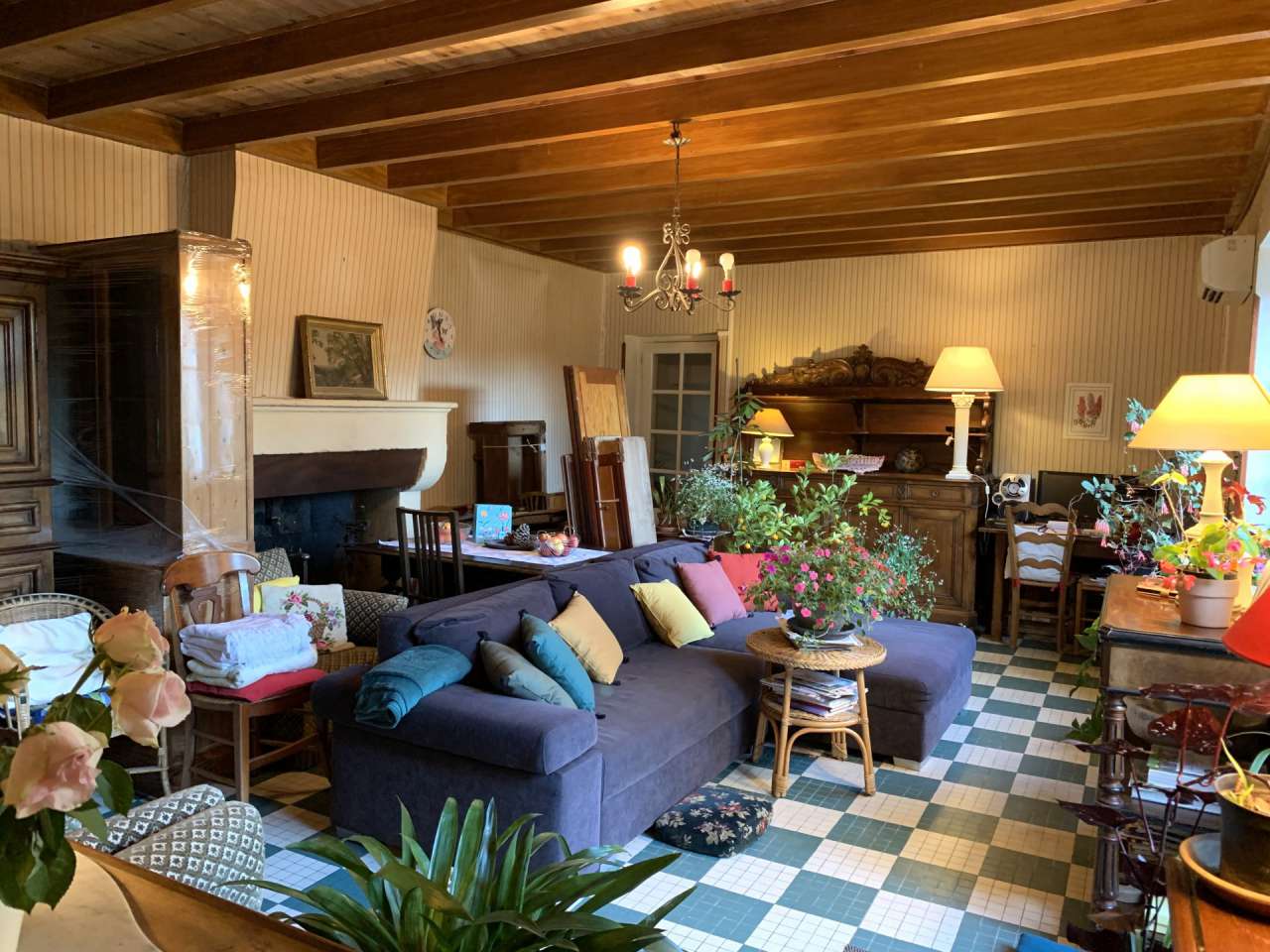 Situated on the outskirts of Sauveterre de Guyenne, this beautiful 4 bedroo