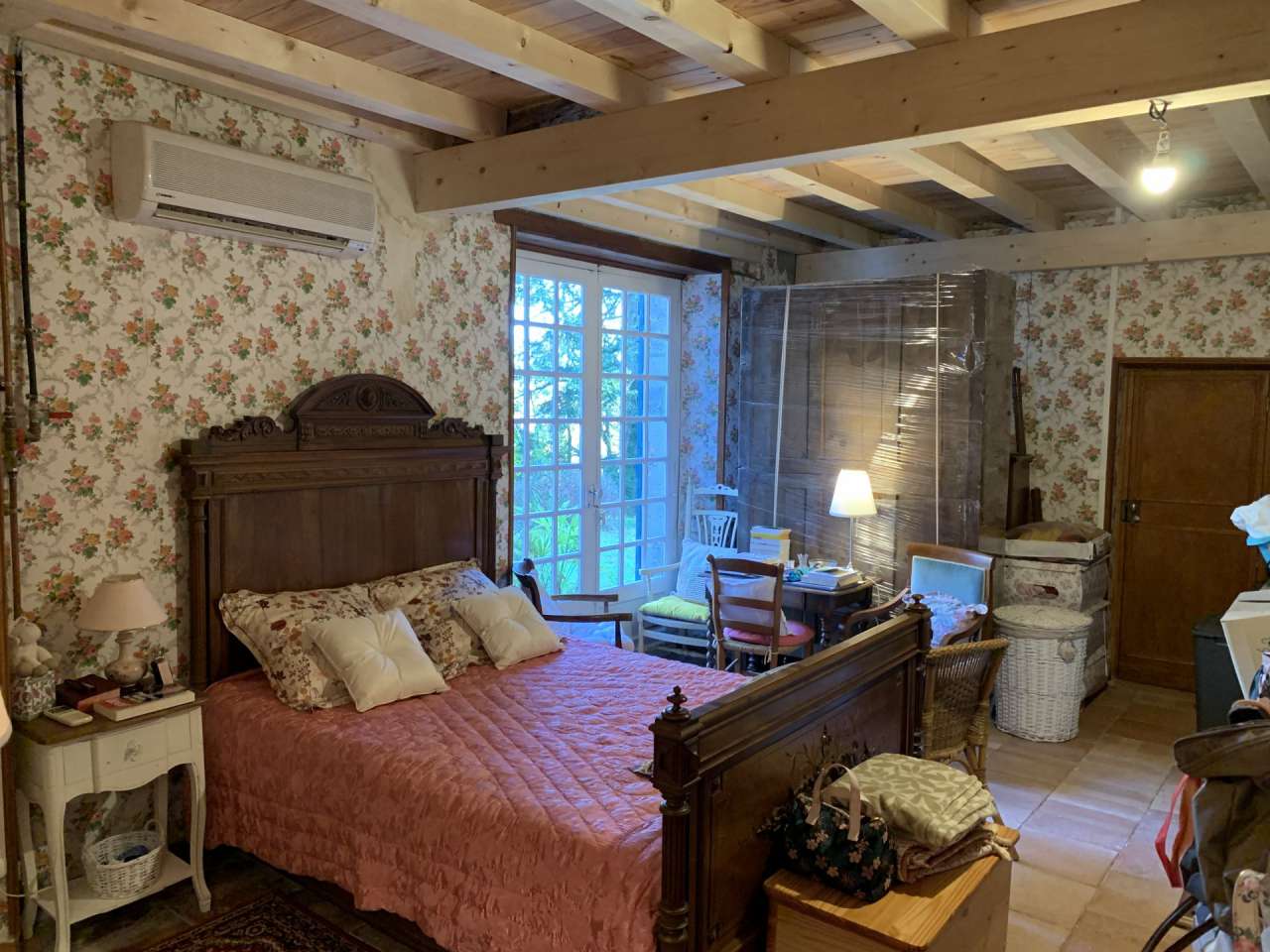 Situated on the outskirts of Sauveterre de Guyenne, this beautiful 4 bedroo