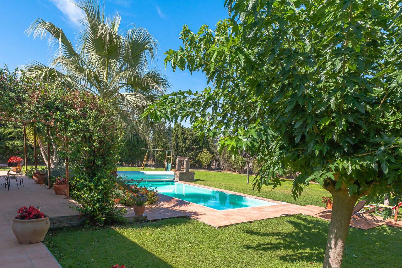 Lovely 4 bedroom home set within lush landscaped gardens of 2,376m2 with a