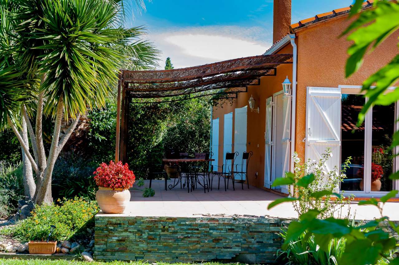 Lovely 4 bedroom home set within lush landscaped gardens of 2,376m2 with a