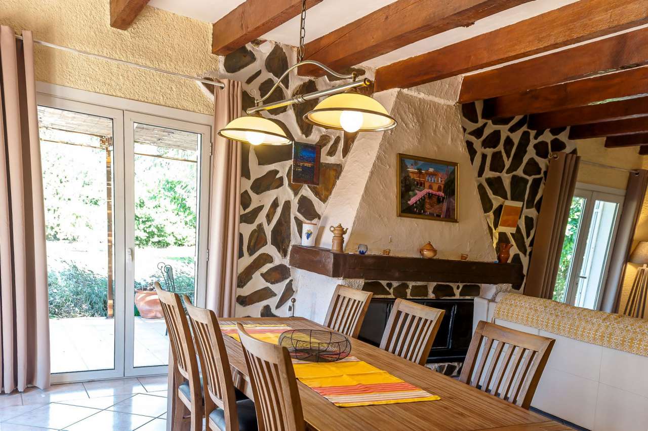 Lovely 4 bedroom home set within lush landscaped gardens of 2,376m2 with a