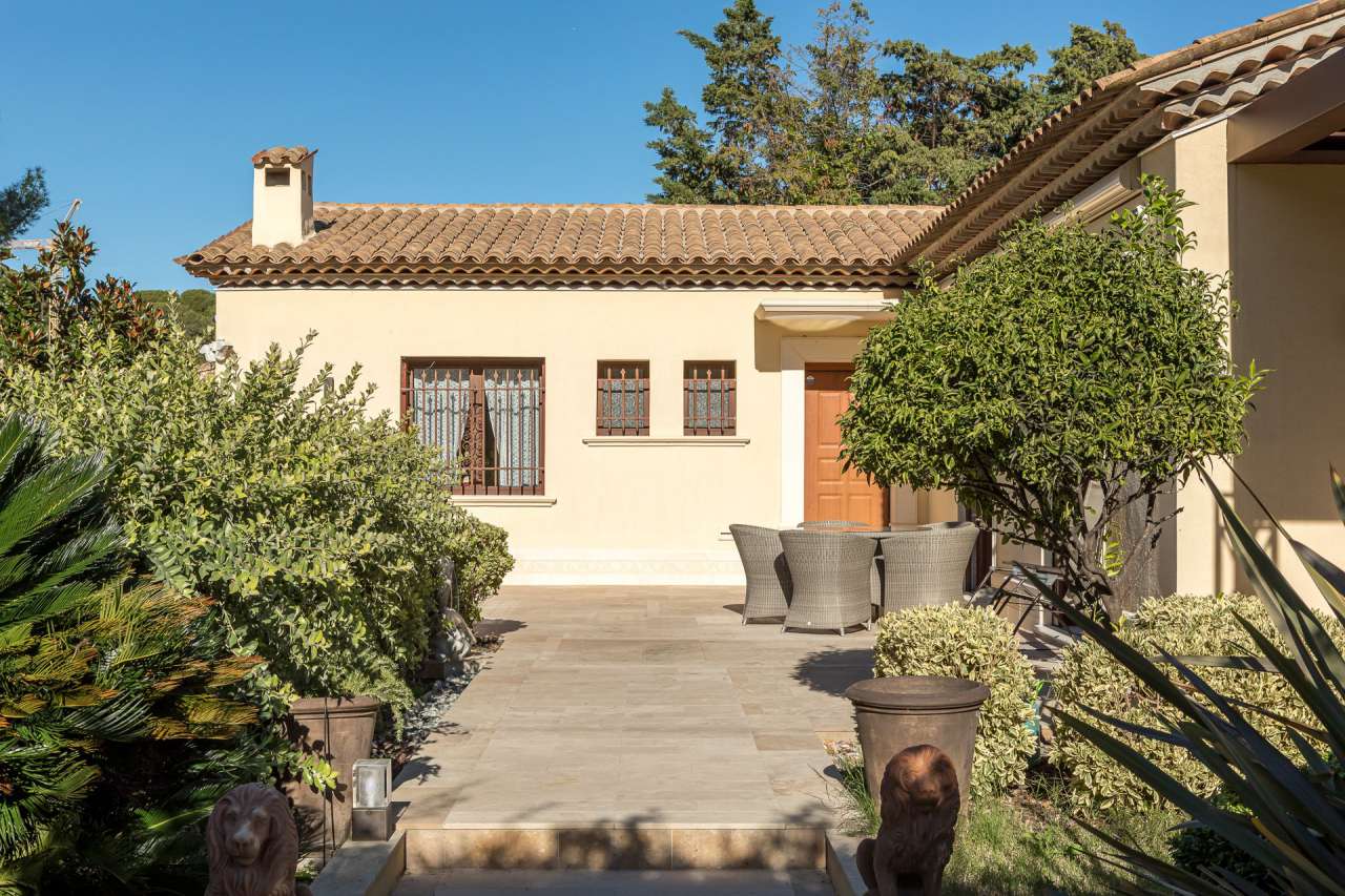 With a total spacious living area of around 227m2, this beautifully refurbi