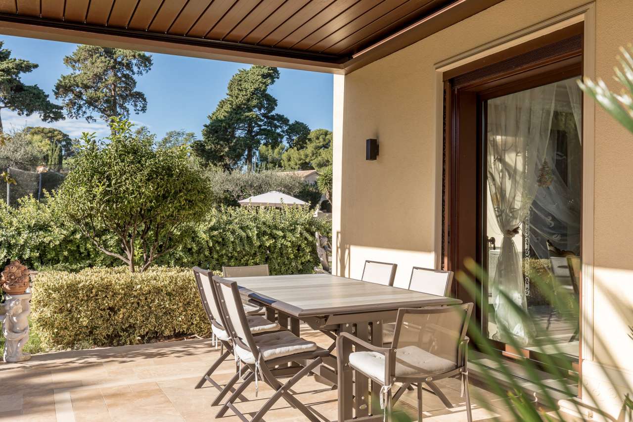 With a total spacious living area of around 227m2, this beautifully refurbi