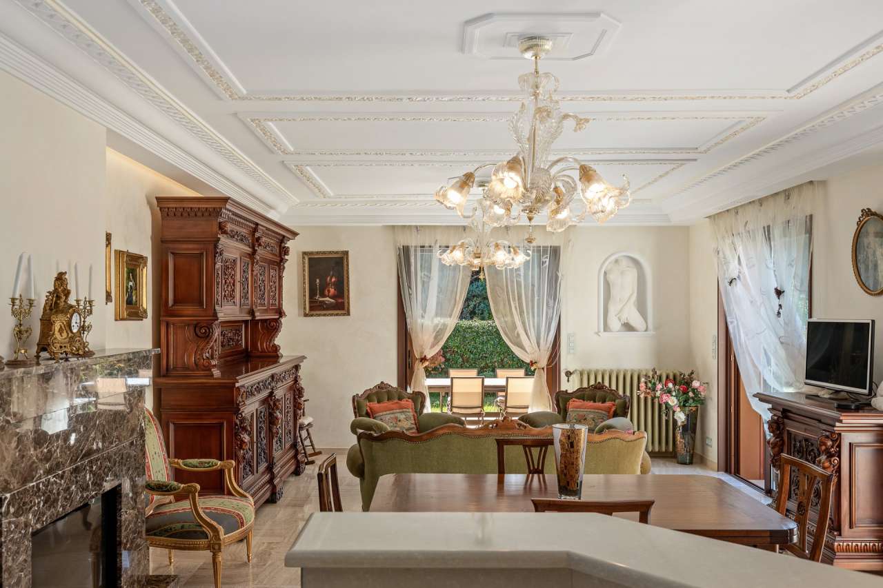 With a total spacious living area of around 227m2, this beautifully refurbi