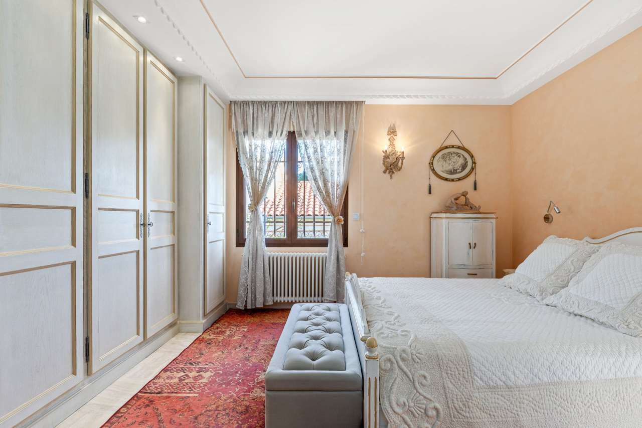 With a total spacious living area of around 227m2, this beautifully refurbi