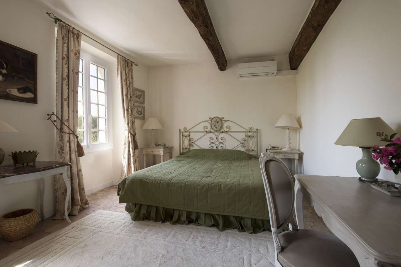 Immaculate 9 bedroom property, with a total spacious living area of 484m2,