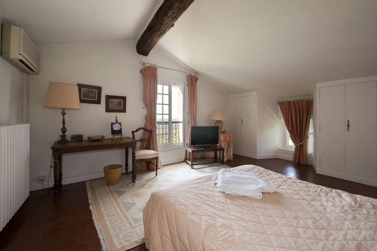 Immaculate 9 bedroom property, with a total spacious living area of 484m2,