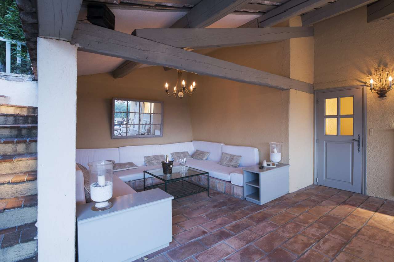 Immaculate 9 bedroom property, with a total spacious living area of 484m2,