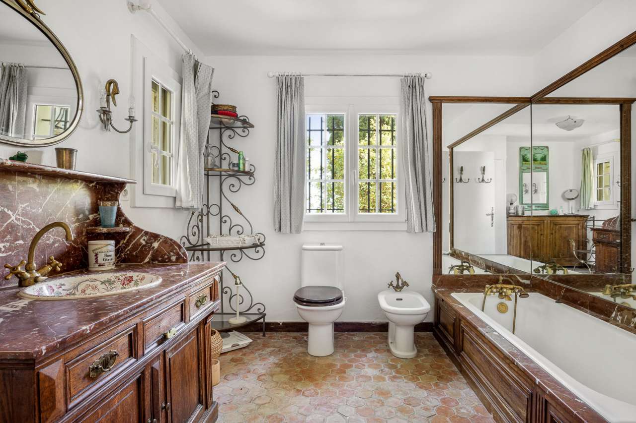 Immaculate 9 bedroom property, with a total spacious living area of 484m2,