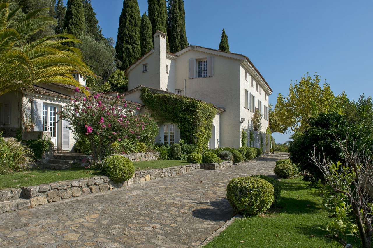 Immaculate 9 bedroom property, with a total spacious living area of 484m2,
