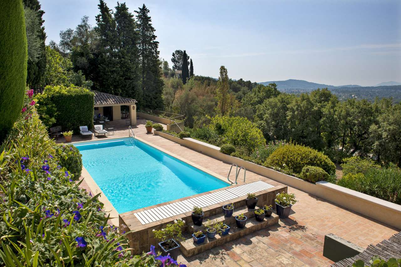 Immaculate 9 bedroom property, with a total spacious living area of 484m2,