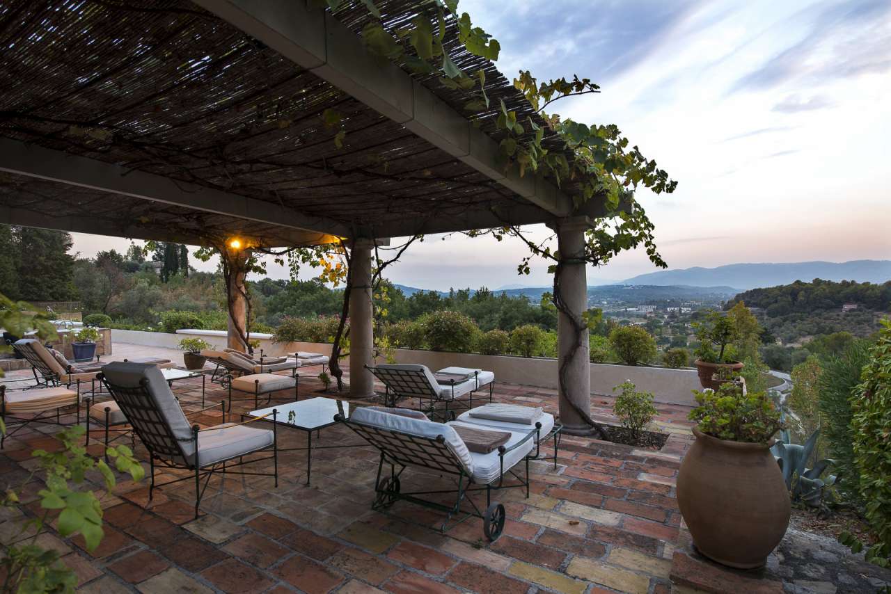 Immaculate 9 bedroom property, with a total spacious living area of 484m2,