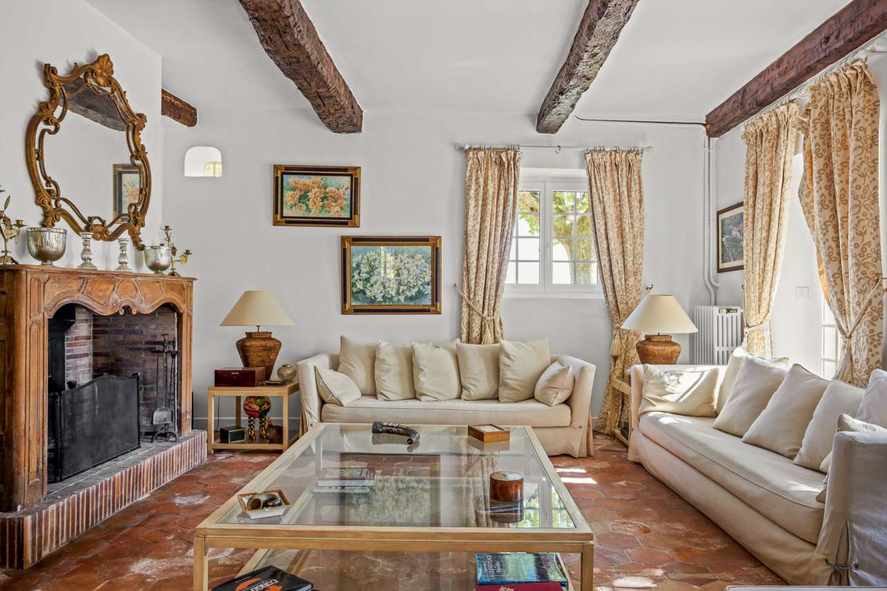 Immaculate 9 bedroom property, with a total spacious living area of 484m2,