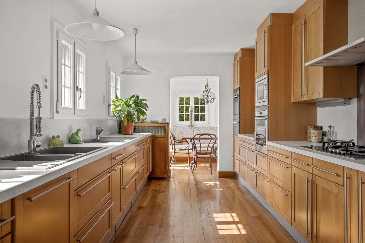 Immaculate 9 bedroom property, with a total spacious living area of 484m2,