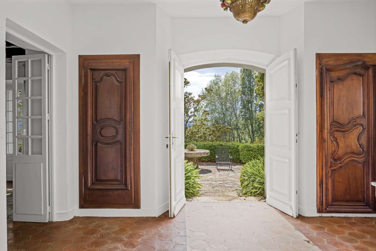 Immaculate 9 bedroom property, with a total spacious living area of 484m2,