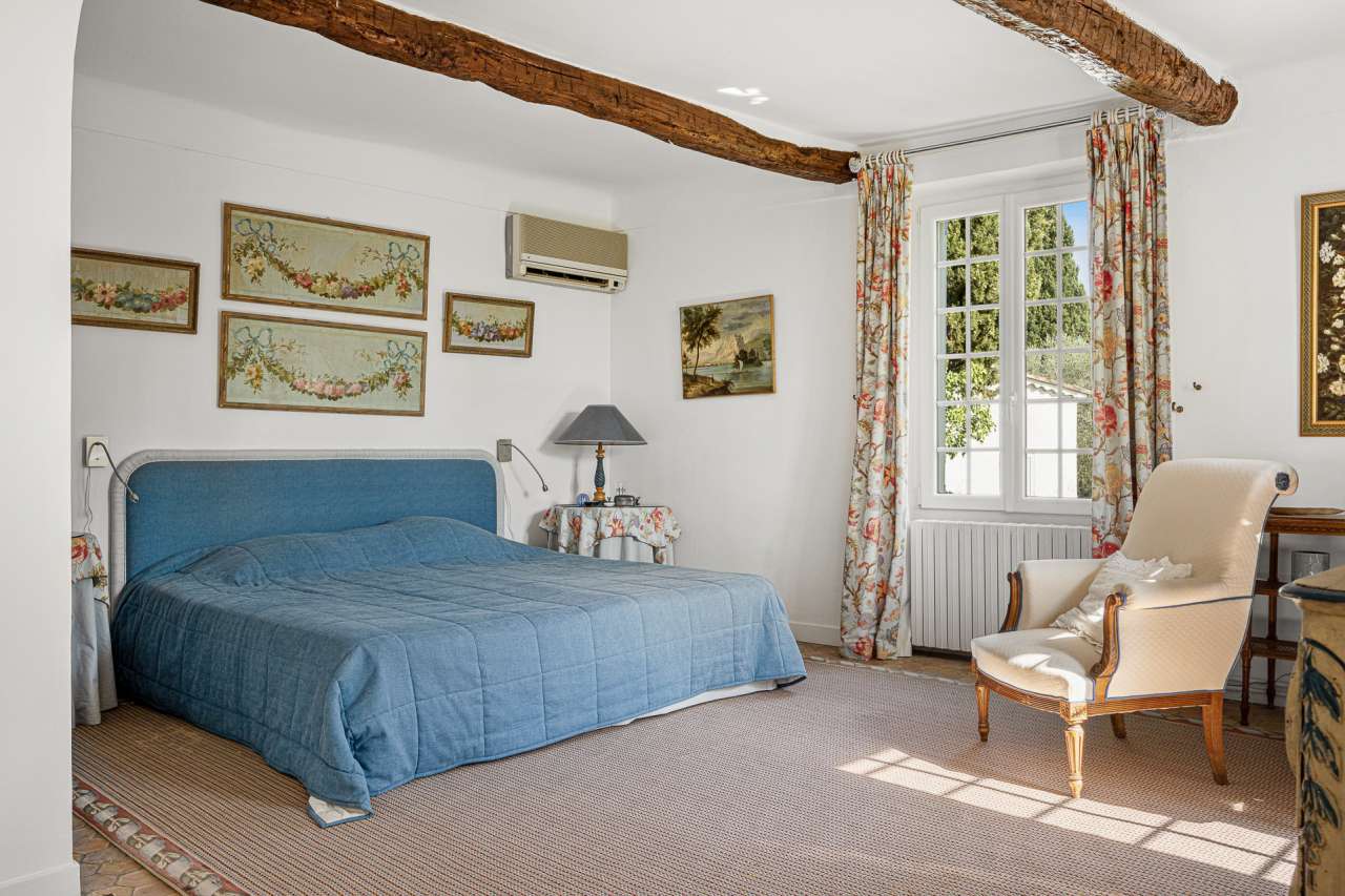 Immaculate 9 bedroom property, with a total spacious living area of 484m2,