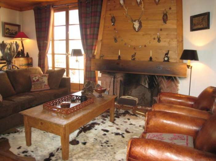 Full of character and charm, this lovely 2 bedroom apartment is ideally sit