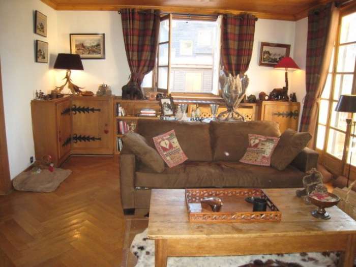 Full of character and charm, this lovely 2 bedroom apartment is ideally sit