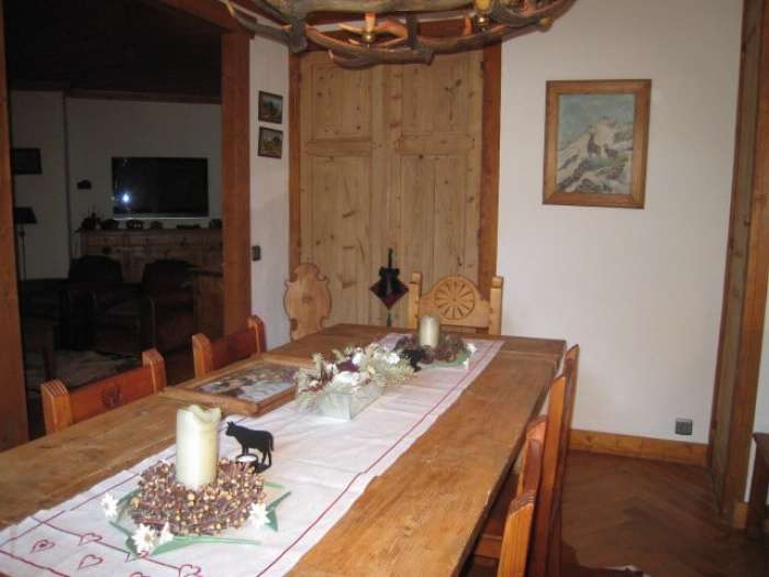 Full of character and charm, this lovely 2 bedroom apartment is ideally sit