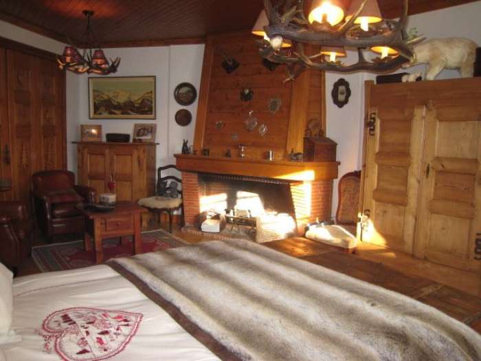 Full of character and charm, this lovely 2 bedroom apartment is ideally sit