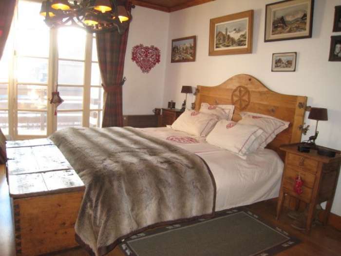 Full of character and charm, this lovely 2 bedroom apartment is ideally sit