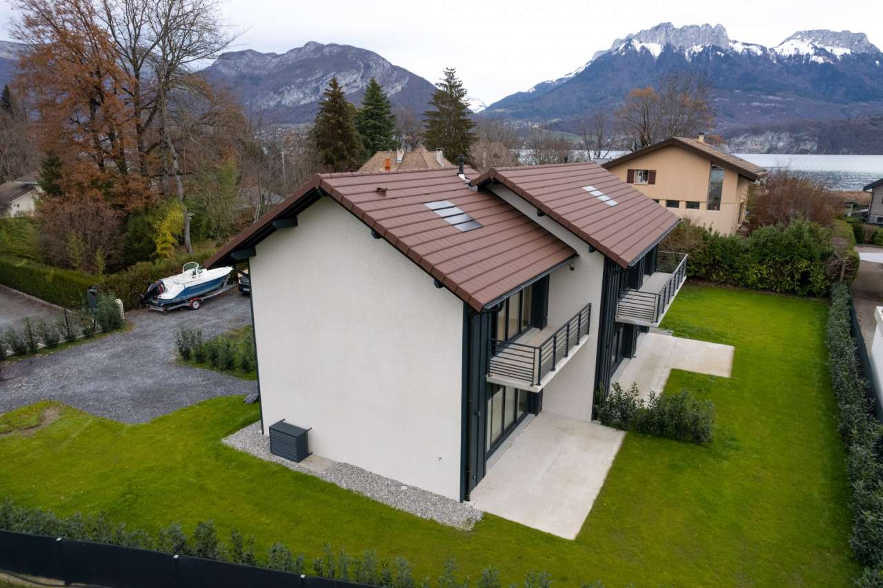 Bright and spacious new modern 5 bedroom house comprising of 2 separate apa