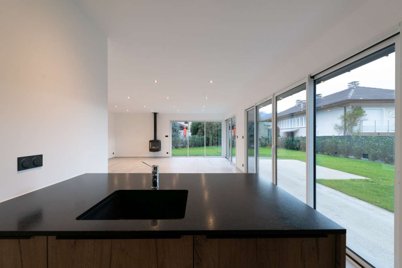 Bright and spacious new modern 5 bedroom house comprising of 2 separate apa