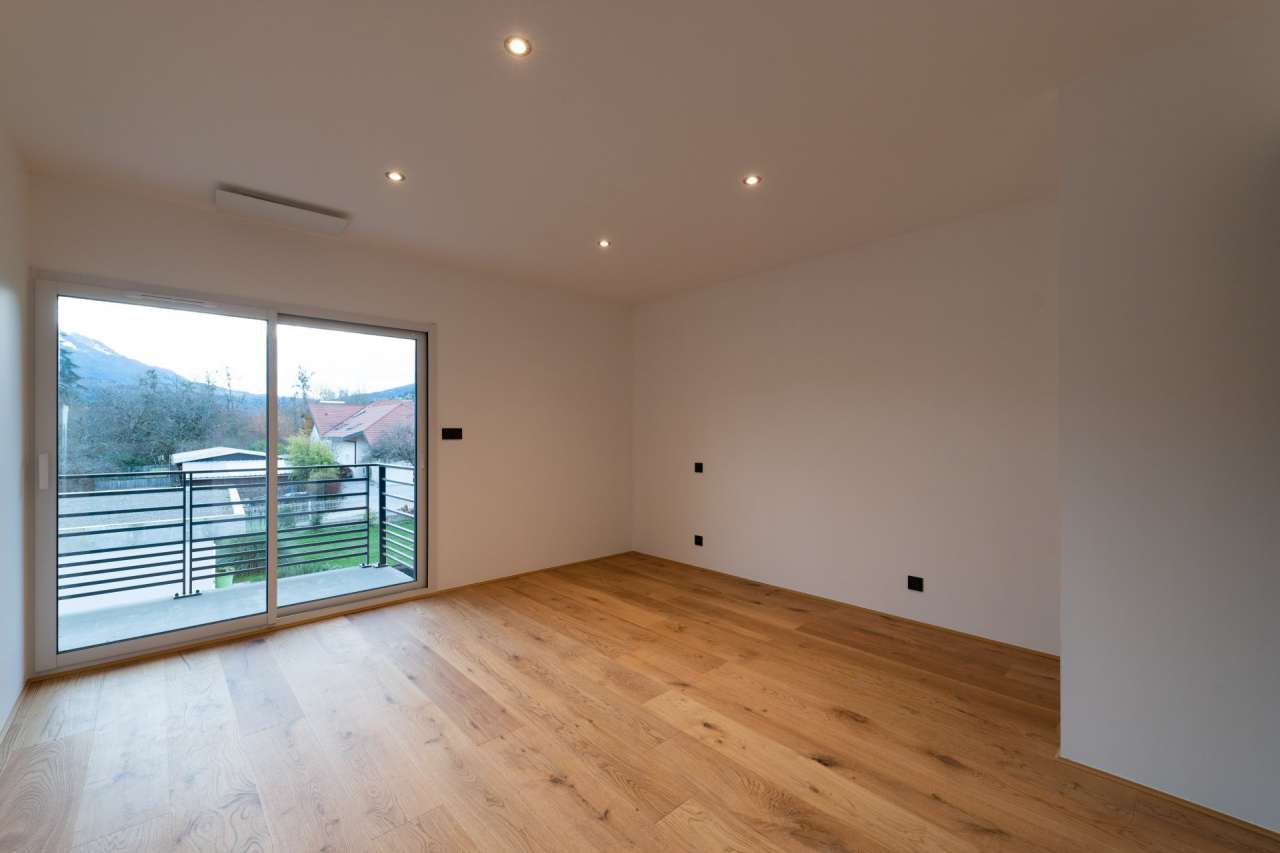 Bright and spacious new modern 5 bedroom house comprising of 2 separate apa