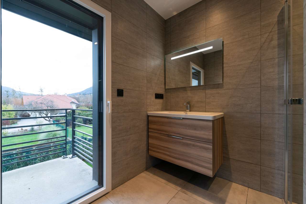 Bright and spacious new modern 5 bedroom house comprising of 2 separate apa