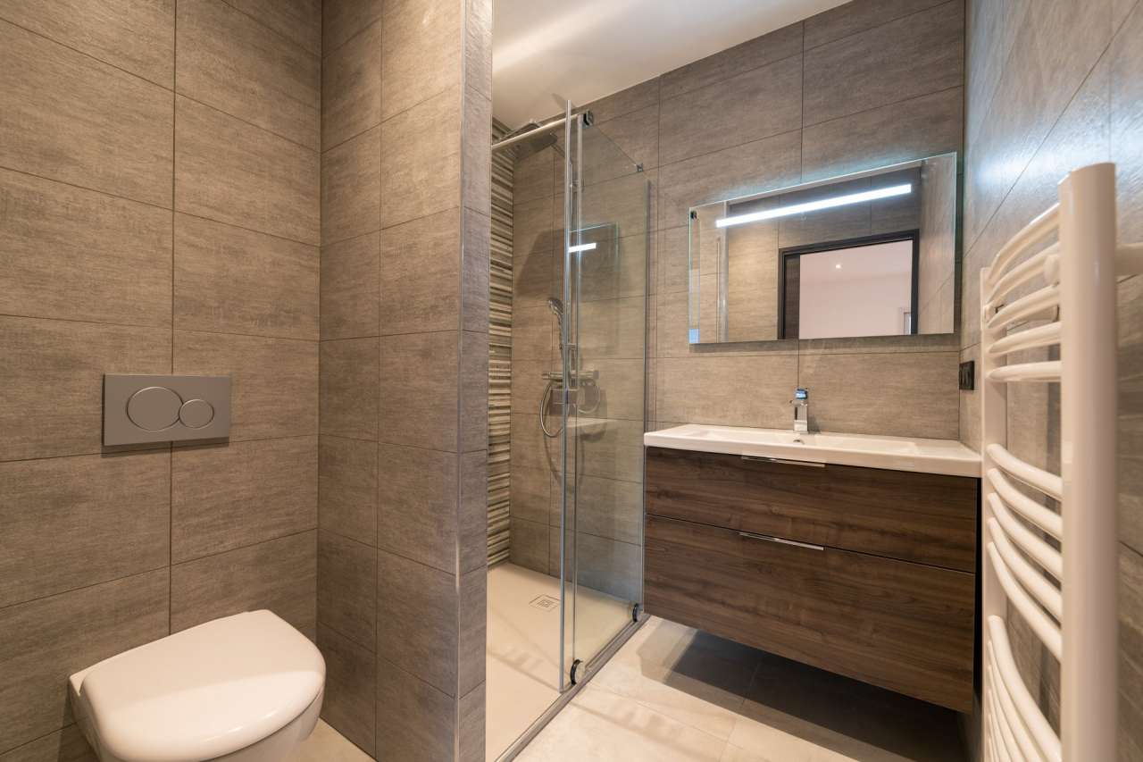 Bright and spacious new modern 5 bedroom house comprising of 2 separate apa