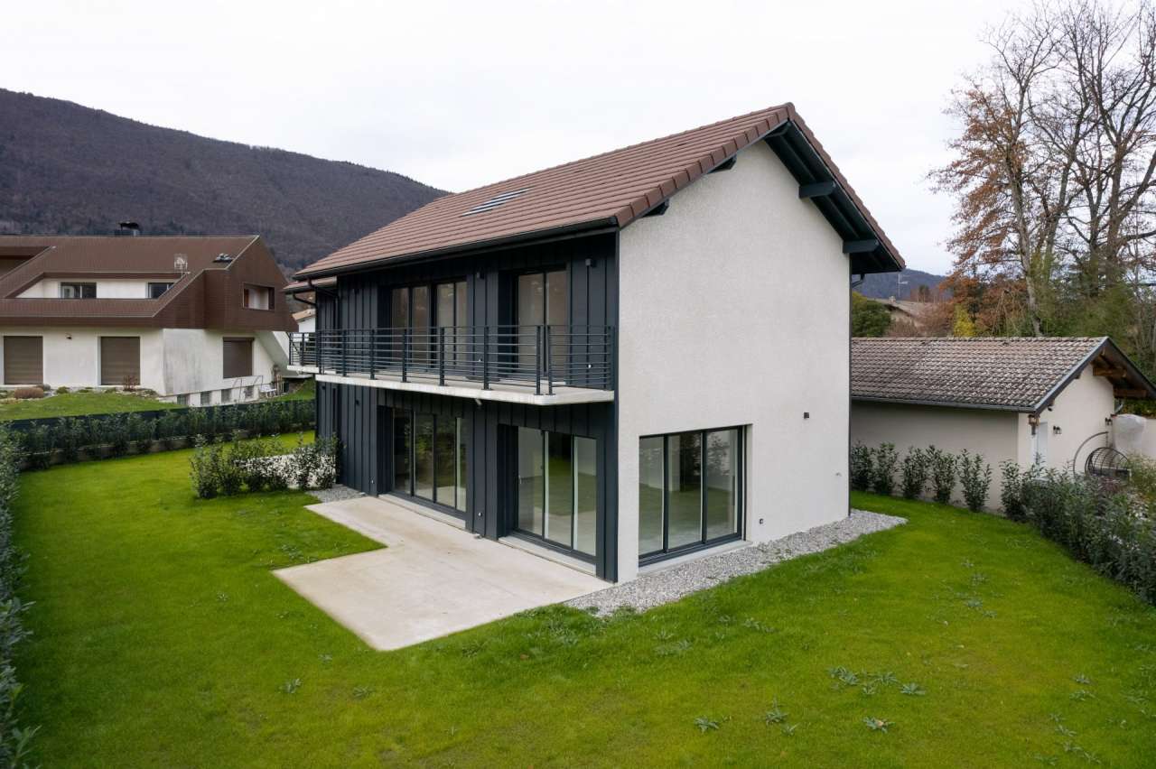 Bright and spacious new modern 5 bedroom house comprising of 2 separate apa