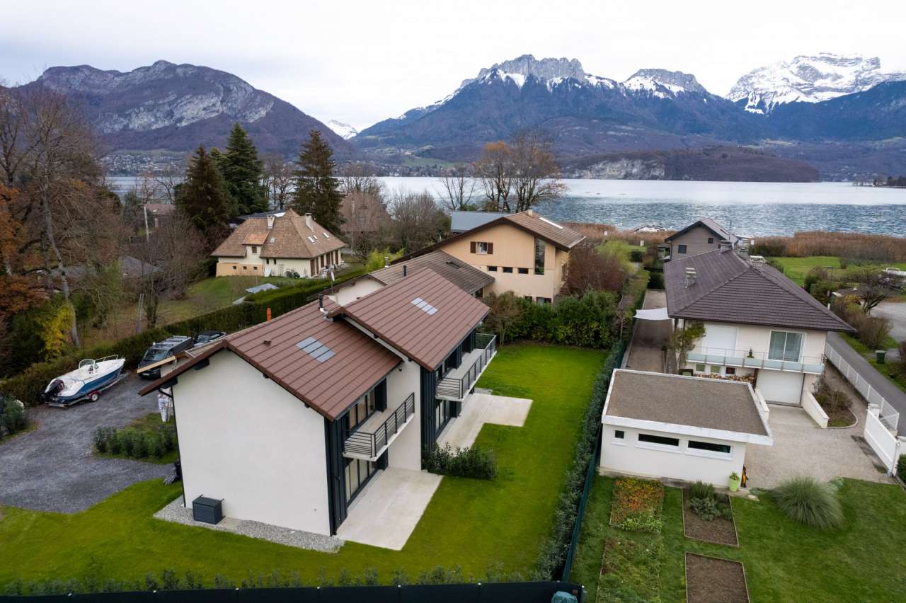 Bright and spacious new modern 5 bedroom house comprising of 2 separate apa