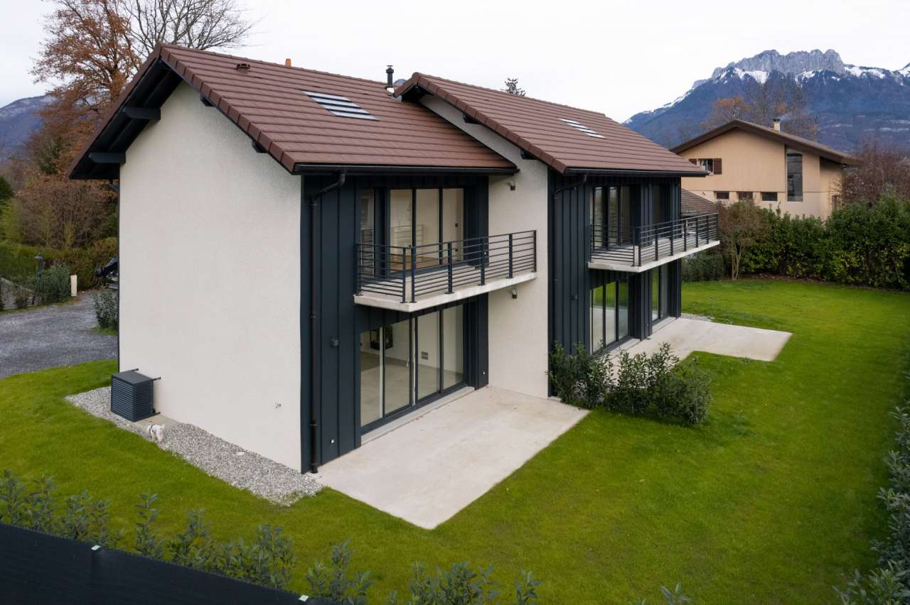 Bright and spacious new modern 5 bedroom house comprising of 2 separate apa