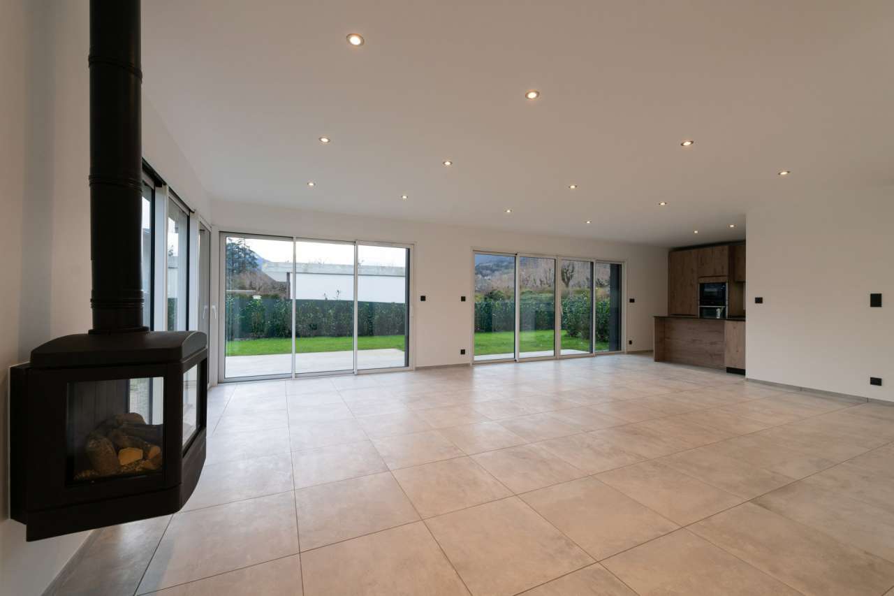 Bright and spacious new modern 5 bedroom house comprising of 2 separate apa