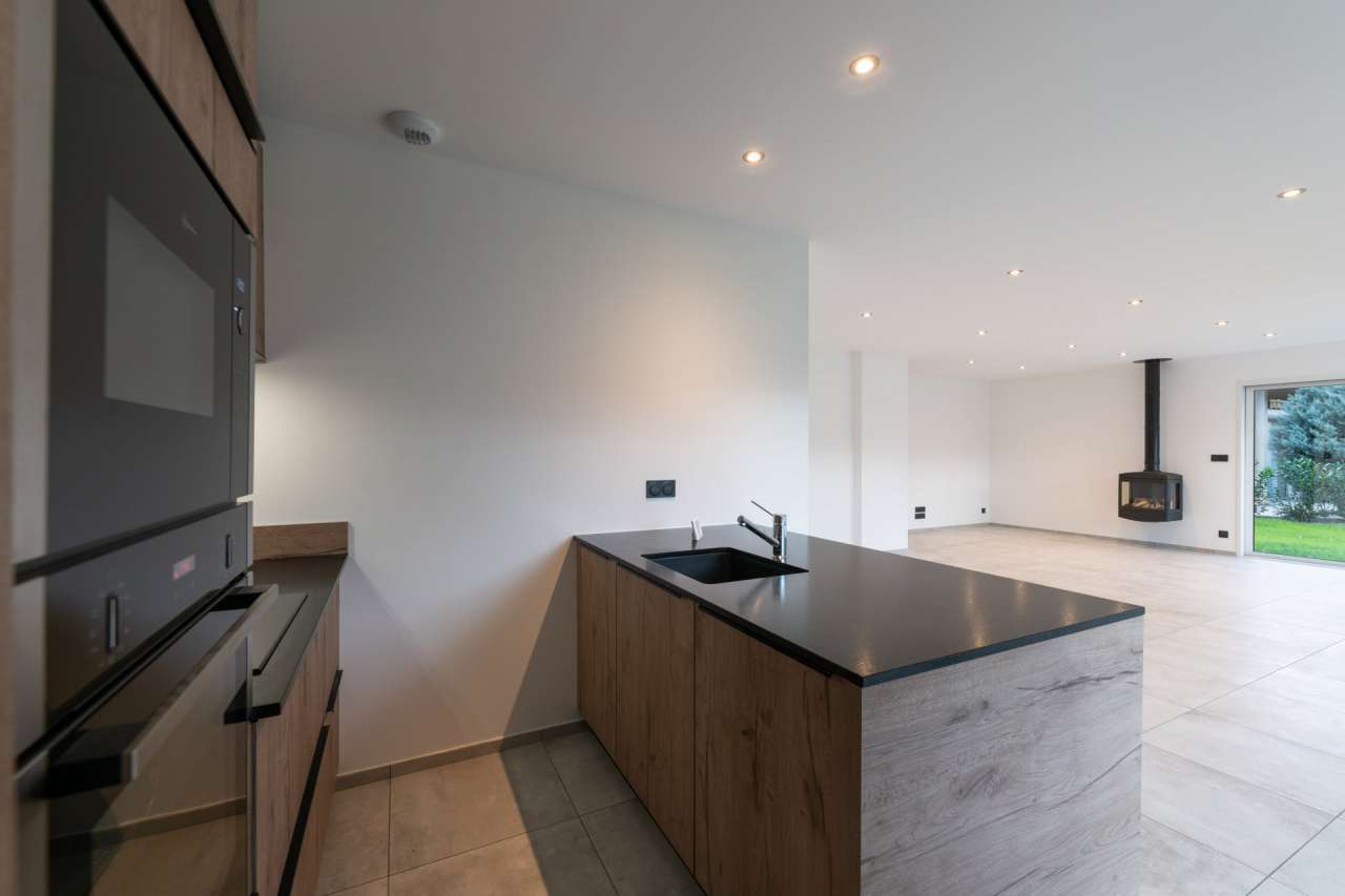 Bright and spacious new modern 5 bedroom house comprising of 2 separate apa