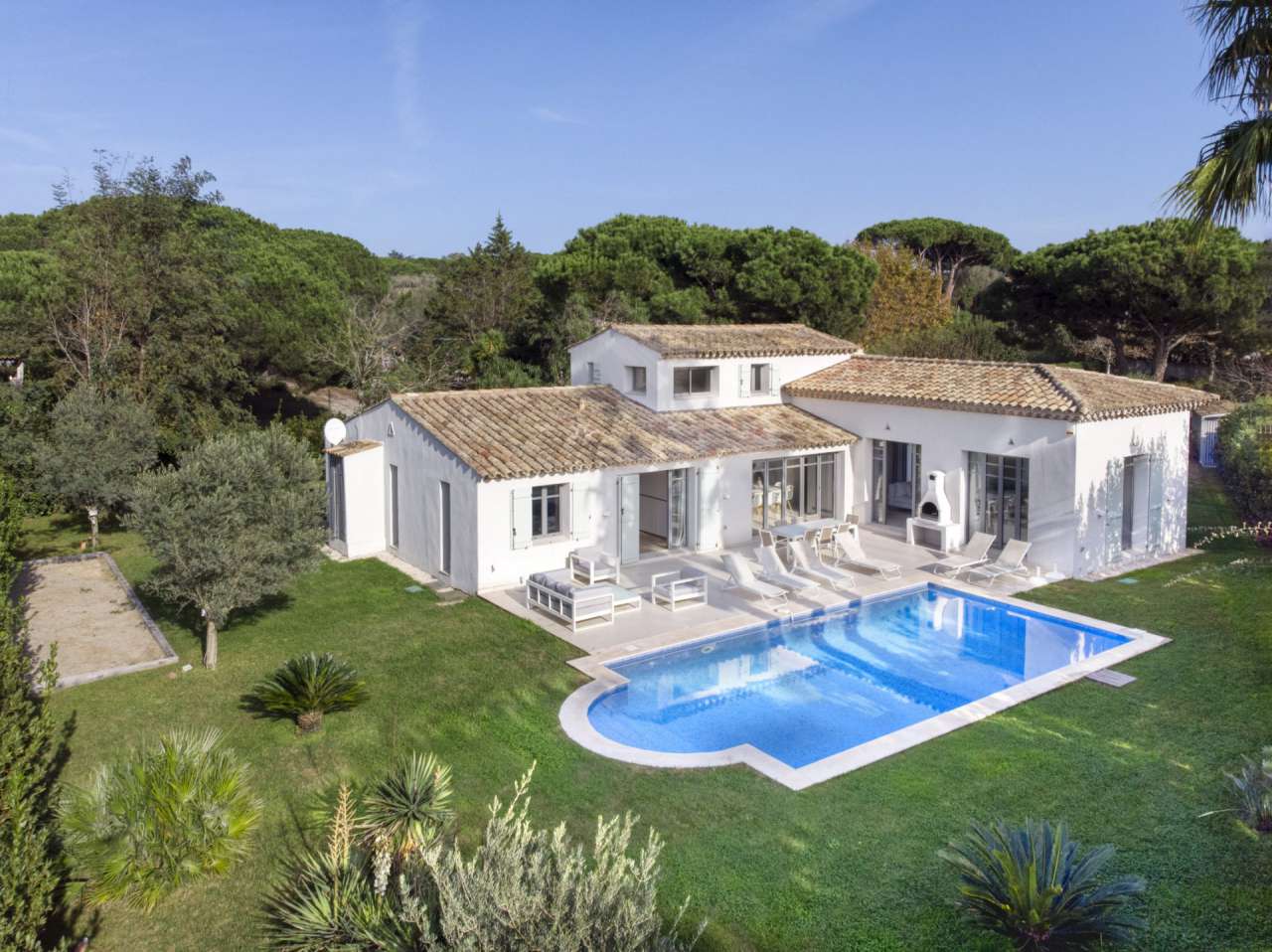 Exceptional modern 4 bedroom Provencal style villa nestling in nearly half