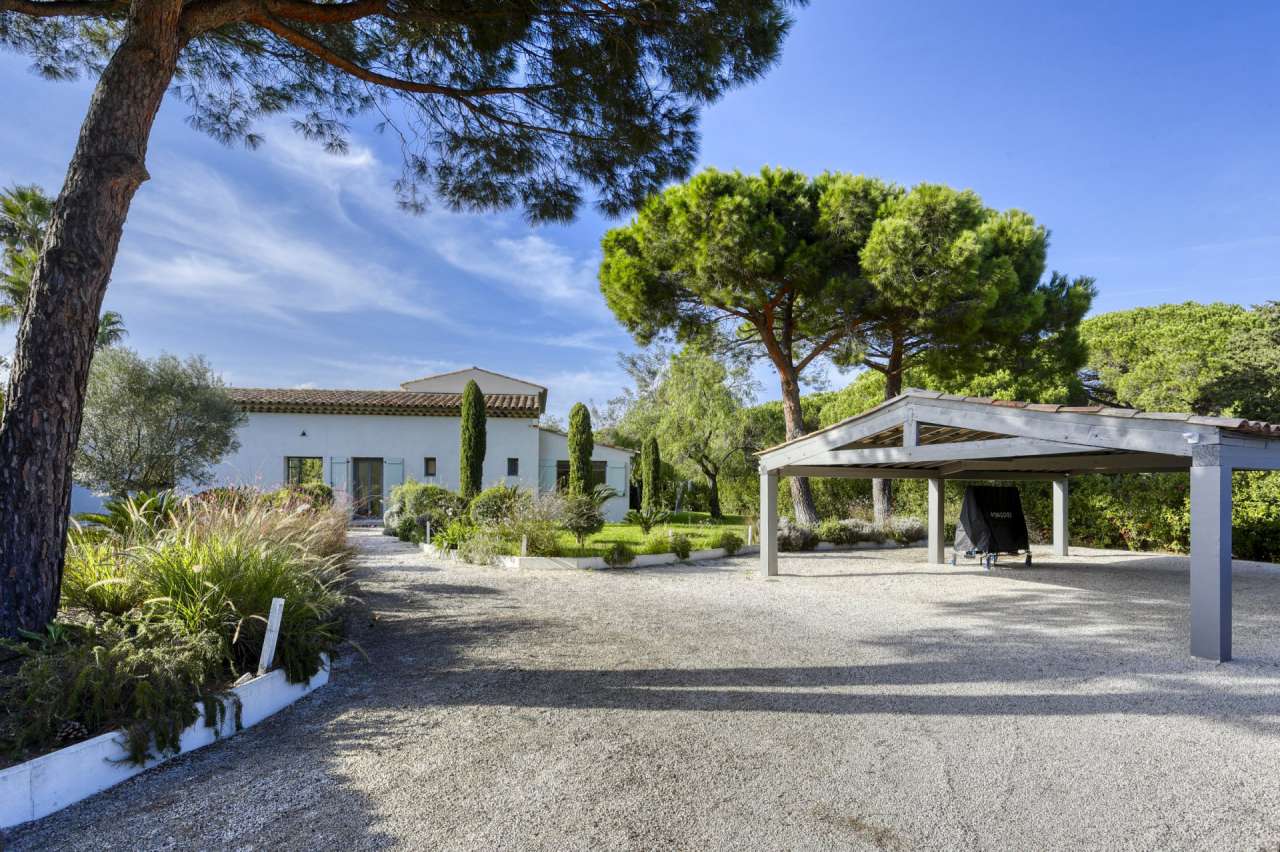 Exceptional modern 4 bedroom Provencal style villa nestling in nearly half