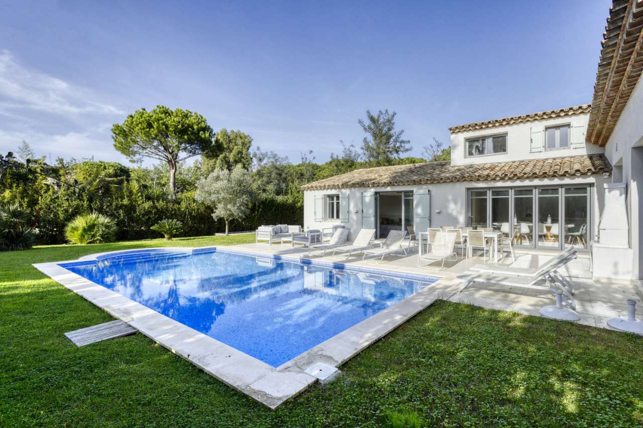 Exceptional modern 4 bedroom Provencal style villa nestling in nearly half