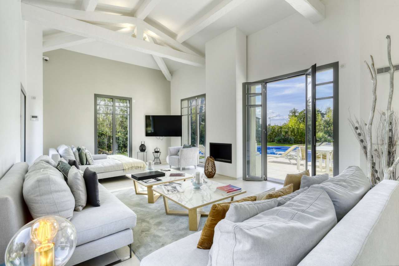 Exceptional modern 4 bedroom Provencal style villa nestling in nearly half