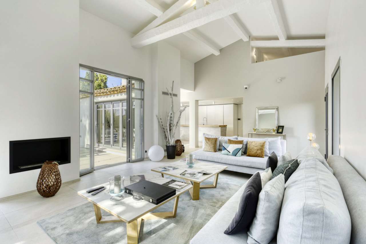 Exceptional modern 4 bedroom Provencal style villa nestling in nearly half