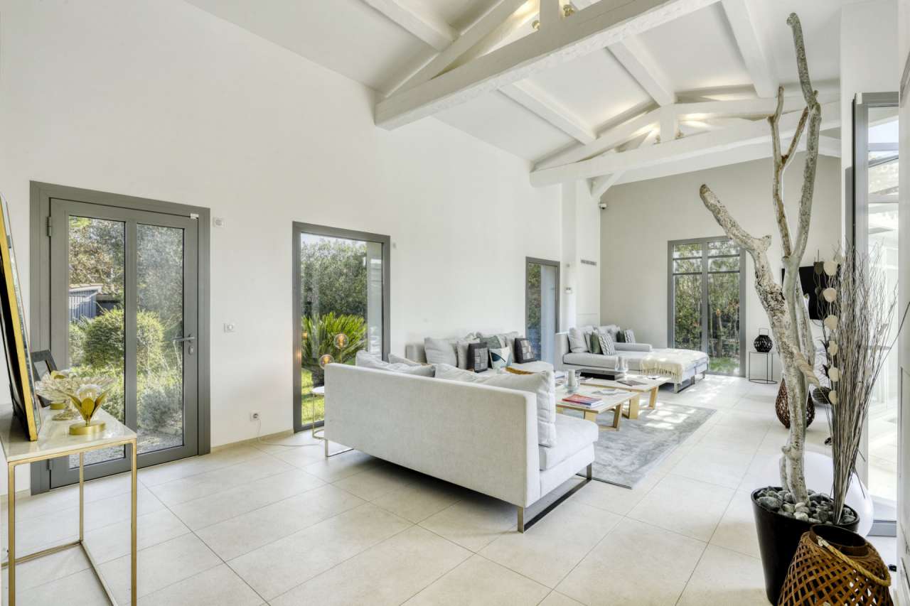 Exceptional modern 4 bedroom Provencal style villa nestling in nearly half